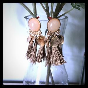 ❤️5/$25 Taupe tassel earrings with gold